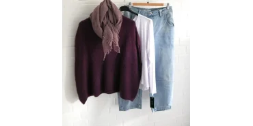 Herbst-Look: Edler Strick in Beere & Denim