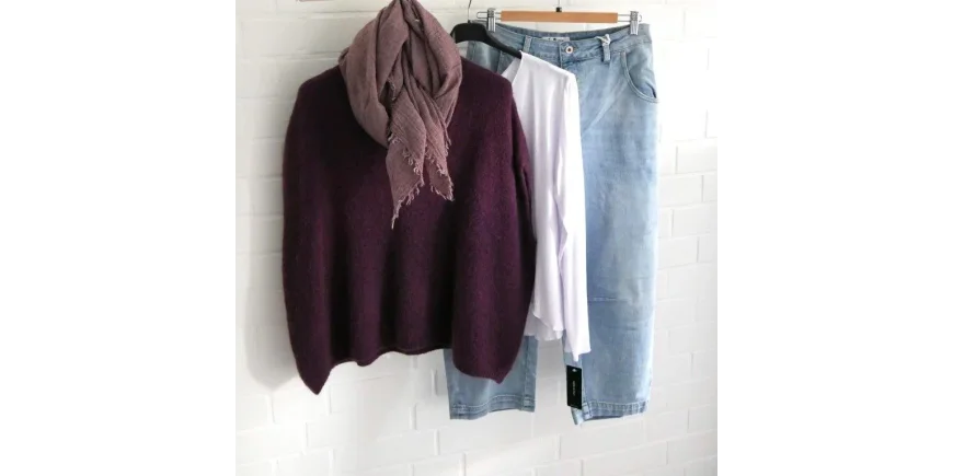 Herbst-Look: Edler Strick in Beere & Denim