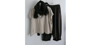 Bequemer Casual-Look: Hoodie & Hose in Erdtönen