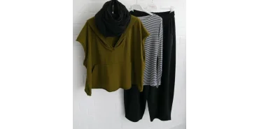 Lässiger Lagenlook: Gold Kiwi Hoodie & Streifen-Shirt