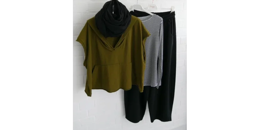 Lässiger Lagenlook: Gold Kiwi Hoodie & Streifen-Shirt