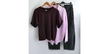 Herbstlicher Layering-Look: Sweat, Bluse & Denim