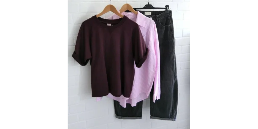 Herbstlicher Layering-Look: Sweat, Bluse & Denim