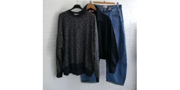 Lässiger Leo-Look: Sweatshirt, Bluse & Blue Jeans