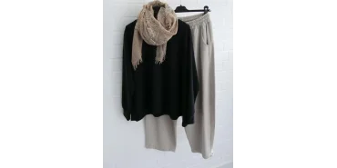 Lässiger Casual-Look: Pullover, Hose & Paisley-Tuch