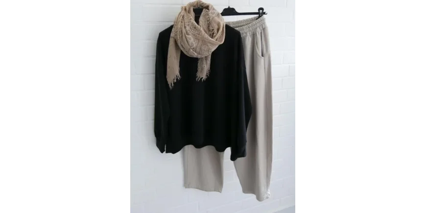 Lässiger Casual-Look: Pullover, Hose & Paisley-Tuch