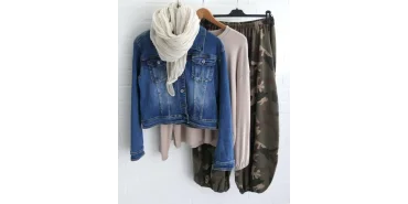 Lässiger Layering-Look: Jeansjacke & Camouflage