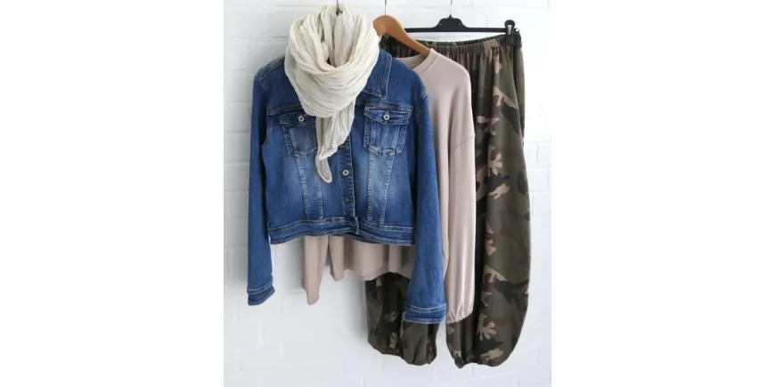 Lässiger Layering-Look: Jeansjacke & Camouflage