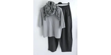 Lässiger Monochrom-Look: Kurzarm-Strick & Hose