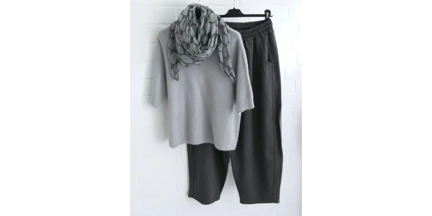 Lässiger Monochrom-Look: Kurzarm-Strick & Hose