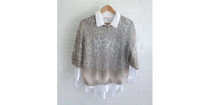 Leo-Strickpullover & Weiße Bluse: Elegantes Layering