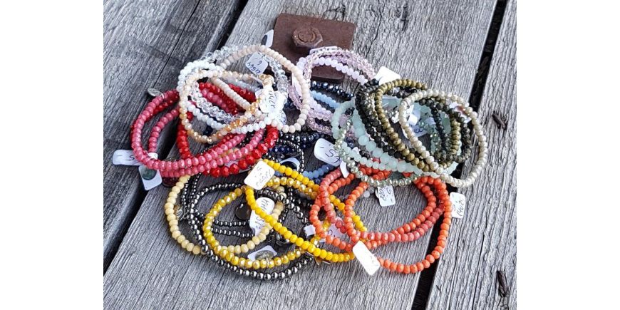 NEUE KRISTALLARMBÄNDER IM SHOP