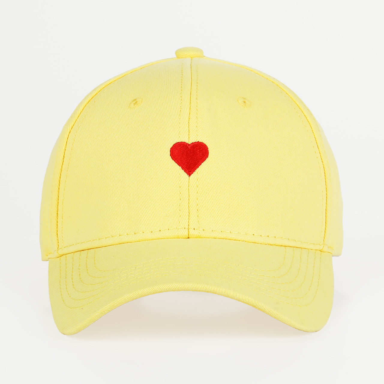 Gelbe Kappe mit rotem Herz 