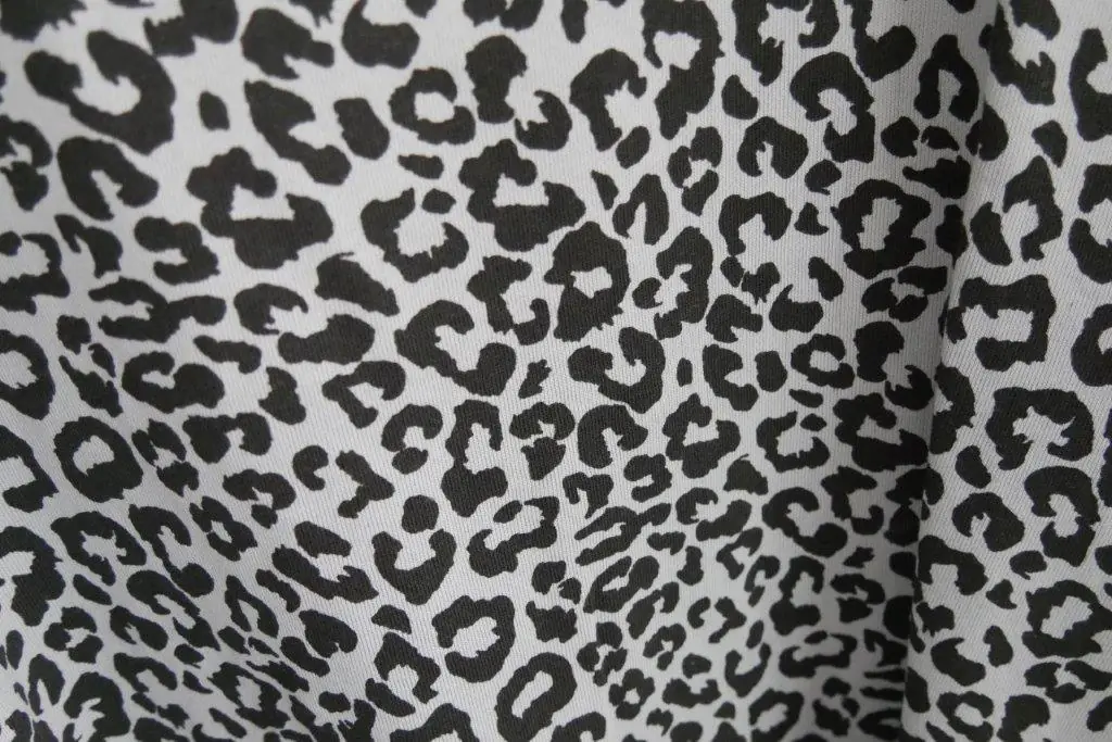 Dreieckstuch mit Leo Print in schwarz weiß