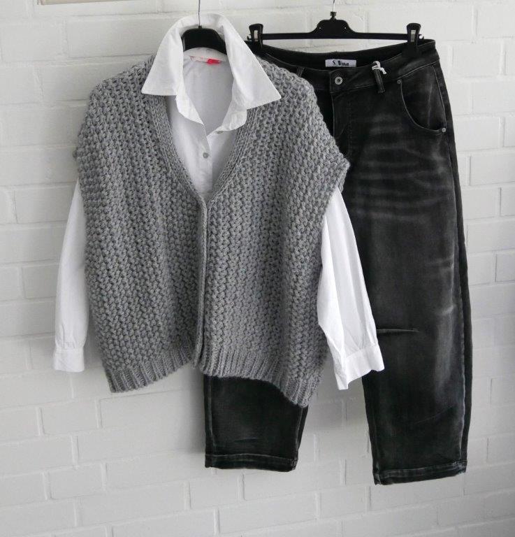 Schwarz verwaschenen O-Shape Jeans mit weißer langarm Bluse und grauer Grobstrick Weste