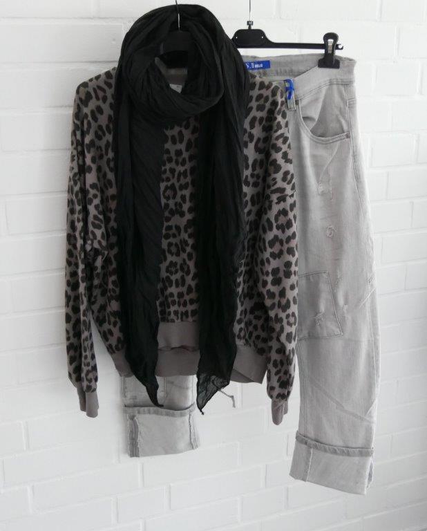 Hellgraue Jeans Hose mit Leo Print Swetshirt und schwarzem Schal