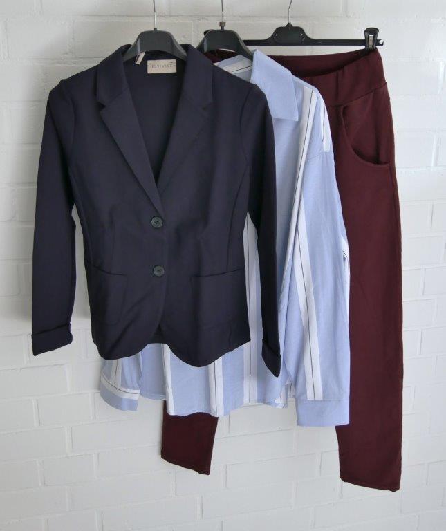 Weinrote Jogger mit hellblau-weißer Streifen Bluse und dunkelblauem Blazer