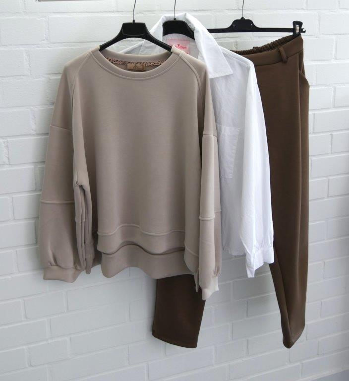 Schlammfarbene Scuba Baggy mit weißer langarm Bluse und beigefarbenem Sweatie