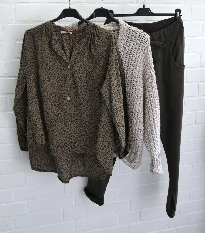 Braune JoggPants mit Leo Print Bluse in Brauntönen und beiger Grobstrick Jacke