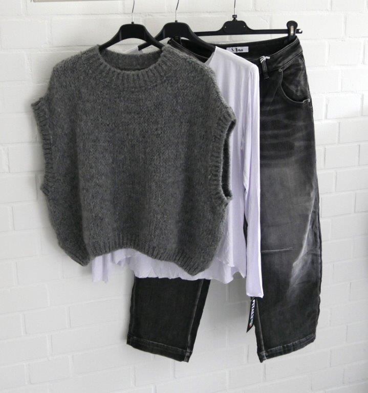 Graue O-Shape Jeans mit weißem Longsleeve und grauem Strick Pullunder