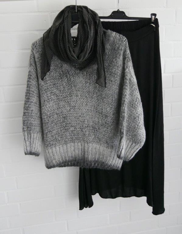 Schwarzer Satin Rock mit Grobstrick Pullover und schwarzem Schal