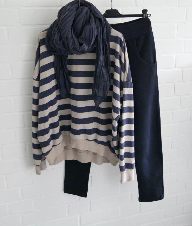 Dunkelblaue Jogger mit Streifen Sweatshirt und dunkelblauem Schal