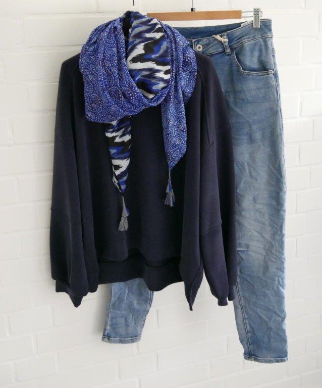 Blaue Jeans mit dunkelblauem Scuba Sweatshirt und blau gemustertem Schal