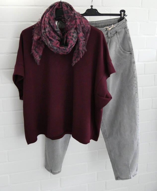 Hellgraue Karotten Jeans mit weinrotem Strick Pullunder und gemustertem Schal