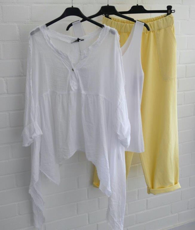Gelbe Jogger mit weißem Top und weißer Zipfelbluse dekoriert