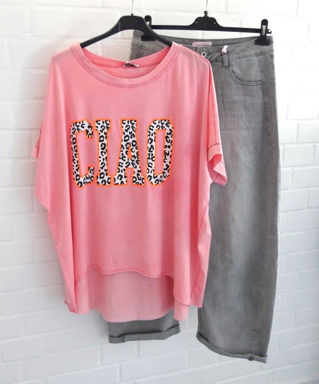 Graue Balloon Jeans mit kurzarm Shirt in lachsfarben und CIAO Print