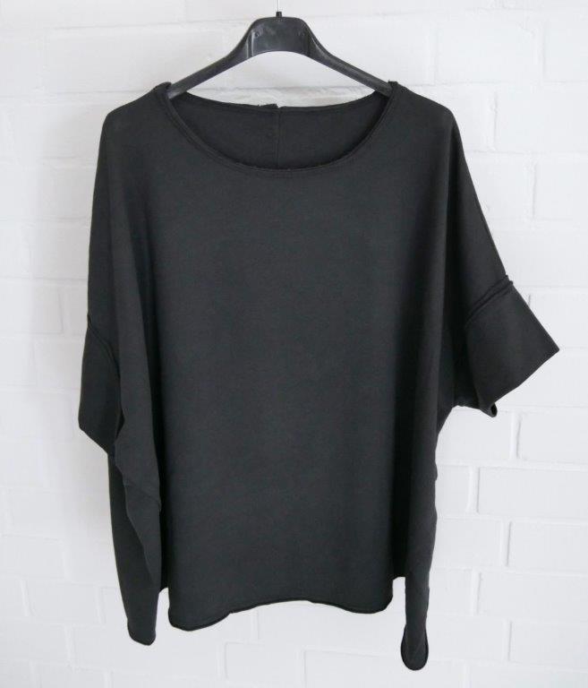 Anthrazitfarbenes Kurzarm Sweatie vor weißer Wand