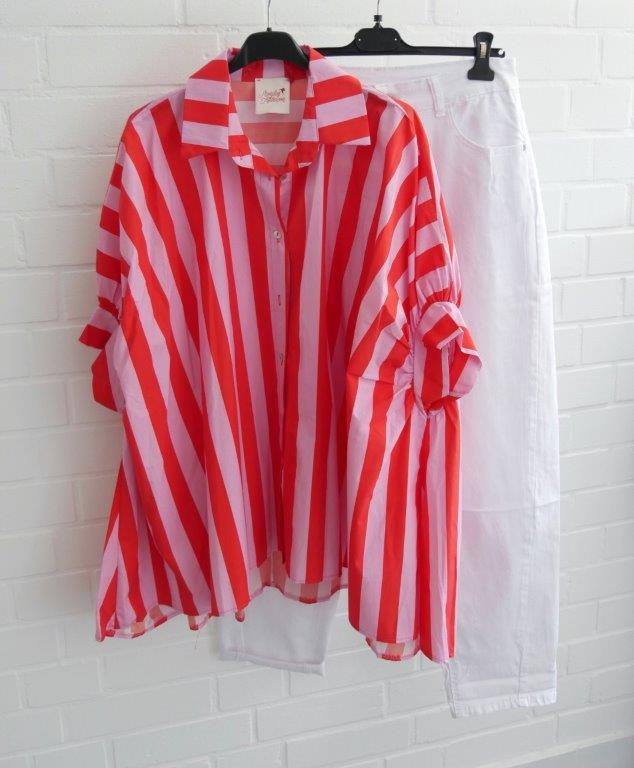 Weiße leichte Jeanshose mit kurzarm Oversize Streifenbluse in rot/ rose