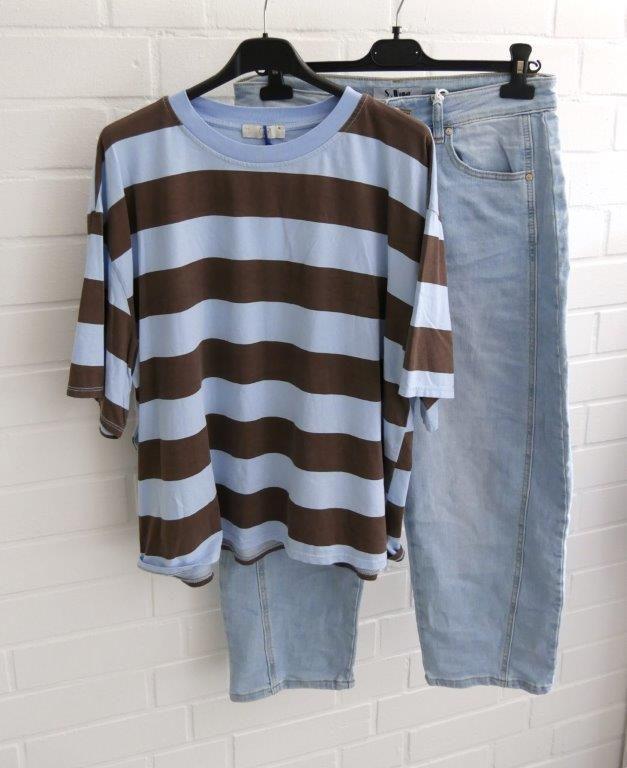 Helle 7/8 Jeans mit hellblau/ braunem Streifen Shirt