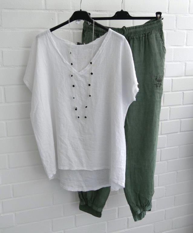 Olivgrüne Leinen Pumphose mit weißem Leinen Mix Shirt und langer Kette