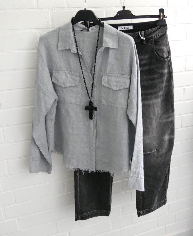 Grau verwaschene Jeans mit hellgrauer Leinenbluse und langer schwarzer Kreuzkette