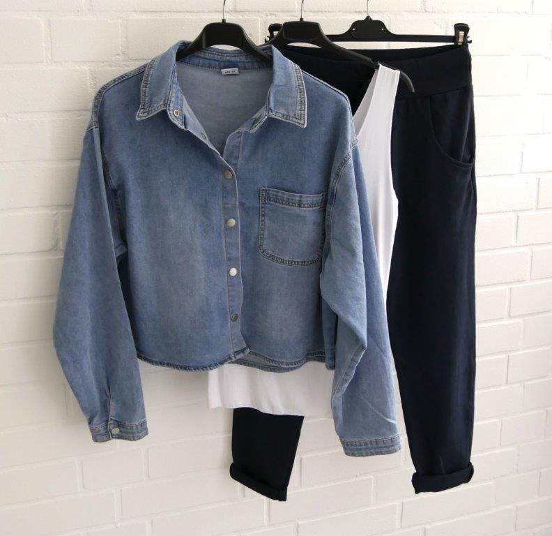Dunkelblaue Jogger mit weißem Top und kurzer Jeansjacke/ Hemd