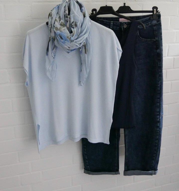 Blue Jeans mit hellblauem Strickshirt und Blumenschal