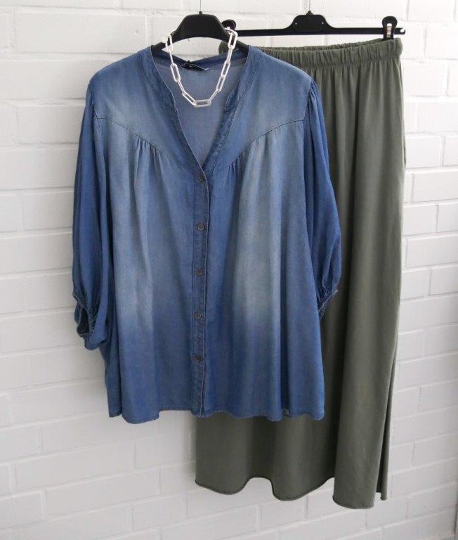 Olivgrüner Jerseyrock mit LyocellBluse und silberfarbener Gliederkette