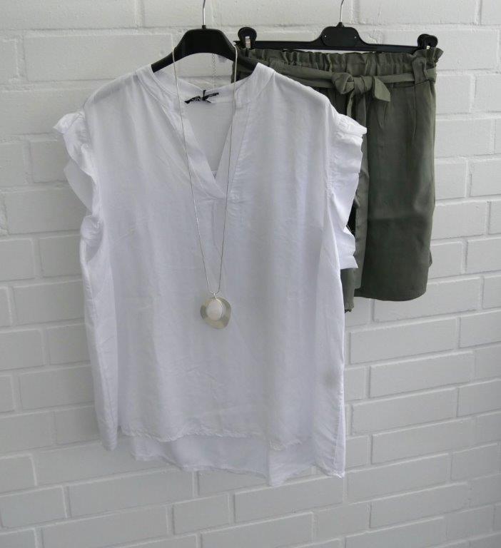 Olivgrüne Shorts mit weißer ärmelloser Rüschenbluse und silberfarbener Kette mit Anhänger