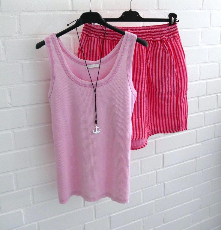 Musselin Shorts mit rot/ rose Streifen, rosefarbenem Top und einer Kette mit silberfarbenem Anker-Anhänger