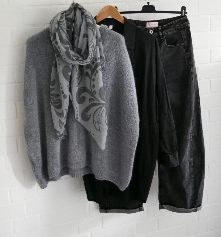 Schwarze Balloon Jeans mit schwarzer Bluse, grauen Pullunder  und passendem Schal