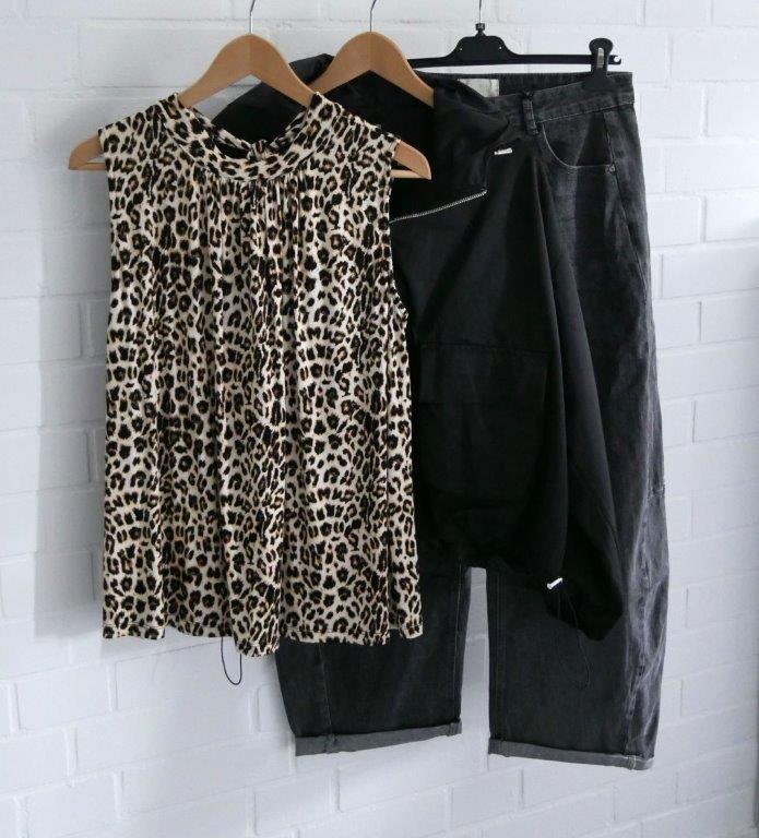 Schwarze Jeans mit Leo Top und schwarzer Kurzjacke