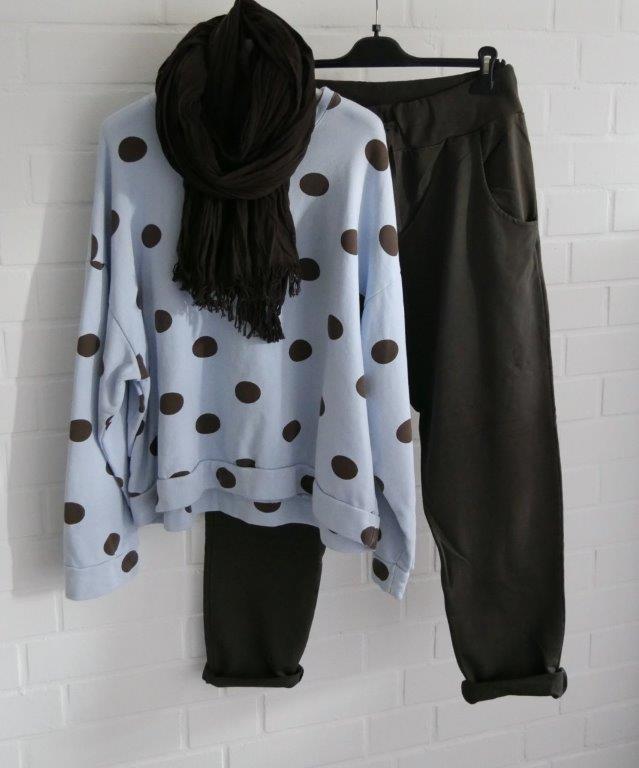 Braune Jogger mit hellblauem Sweatshirt im Punkte Print und braunem Schal