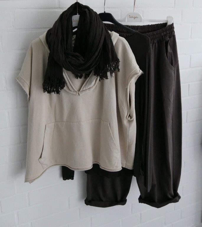 Braune Jogger mit braunem Longsleeve, beigem kruzarm Hoodie und passendem Schal