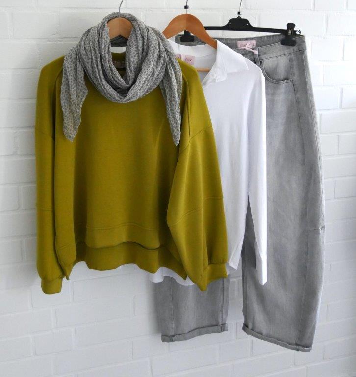 Hellgraue Jeans, weiße langarm Bluse, gelbes Scuba sweatshirt und Schal mit Leoprint vor weißer Wand