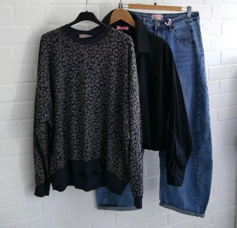 Blaue Jeans mit Leoprint Sweatie und dunkelblauer langarm Bluse vor weißer Wand
