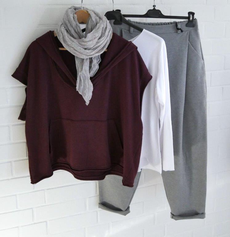 Hellgraue Baggy, weißes Longsleeve, weinroter Pullunder Hoodie und grau-weinroter Schal hängend vor weißer Wand