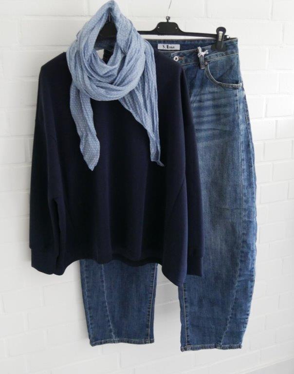Blaue Barrel Jeans mit dunkelblauem Scuba Pullover und jeansblauem Schal