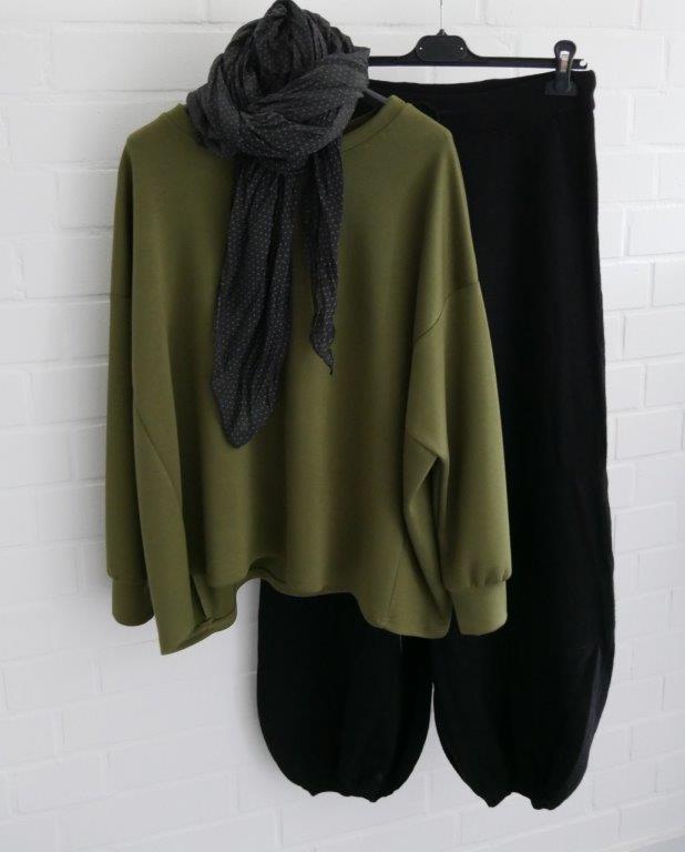 Schwarze Pump Strickhose mit moosgrünem Scuba Pullover und schwarz-gepunktetem Schal