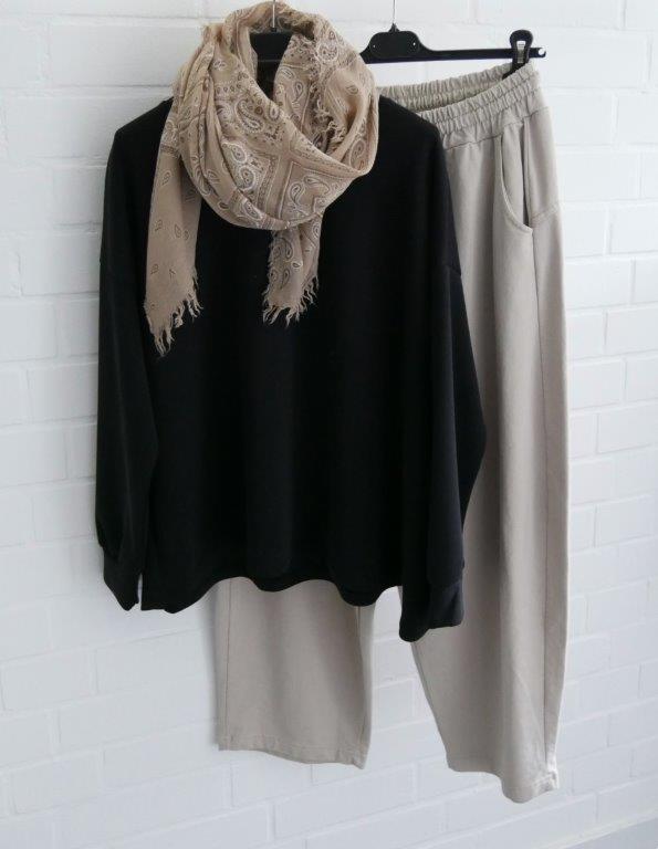 Beige Jogger mit schwarzem Scuba Pullover und passendem Schal mit Paisly
